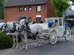 Diese ber 100 Jahre alte Kutsche mit 2 PS kann man in Aachen fr Hochzeiten mieten.