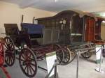 Wagonette (Vordergrund) und weitere Kutschen aus dem Royal Museum in Sandringham, England.