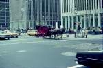 Eine Kutsche, Nachbildung einer Wells Fargo Kutsche aus der Zeit des  Wilden Westens  auf der 5th Avenue in New York im Mai 1972 (Dia gescannt)