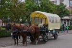 . Dieses Pferdegespann mit Planwagen wartet am 08.10.2014 auf der Insel Borkum, auf Fahrgäste die eine Inselrundfahrt mitmachen wollen.