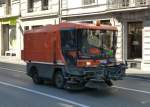 RAVO 5002 Strassen Reinigungsmaschine unterwegs in der Stadt Vevey am 07.06.2015