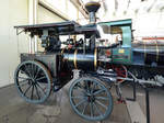 Eine aus dem Jahr 1892 stammende dampfbetriebene Lichtmaschine auf einem Pferdewagen (Verkehrshaus Luzern, September 2011)