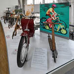 Ein Tretroller für Kinder von 1914, ein Kinderfahrrad in Motorrollerform aus dem Jahr 1954 sowie weiteres Spielzeug ist im Verkehrszentrum des Deutschen Museums in München ausgestellt.