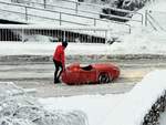 Die stark winterlichen Strassenverhältnisse bringen ein Velomobil in Schwierigkeiten. Gesehen in Wetzikon, Kanton Zürich, Schweiz, am 14. Januar 2021