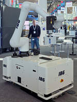 Hier zu sehen autonomer mobiler Roboter von IBG, der mit einem kollaborativen Roboterarm vom Typ FANUC Robot CRX-30/A ausgestattet ist.