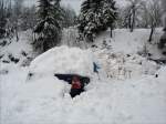 Auch diesem PKW hat nach den reichlichen Schneefällen der Winterdienst noch den Rest gegeben; Moldava v Krusnych horach (Moldau im Erzgebirge), 19.11.2007

