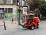 Gefährt zur Pflanzenbewässerung, zieht aufgrund seines Lärmpegels die Blicke in der Innenstadt von Budapest auf sich; 130827