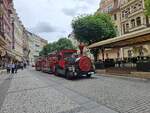 Touristikbahn mit Traktor im Kurbereich von Karlovy Vary am 3.6.2026.