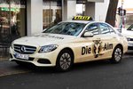 =MB-Taxi als Werbeträger für ein Lokal steht im September 2016 in Fulda