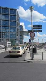 Eine Reihe von Mercedes-Taxen vor dem Berliner Hauptbahnhof.(13.8.2012)