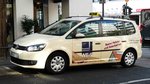 =VW Touran-Taxi als Werbeträger für die Heizungsbaufirma  WEIS  steht im September 2016 in Fulda