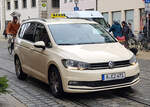 =VW Touran-Taxi unterwegs in Augsburg, 12-2023