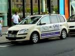 VW Touran als Taxi mit Werbung für die Tankstellen  OIL  im September 2012 in Fulda