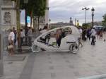Auch in Paris gibt es jetzt Fahrradrikschas.