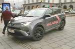 =Toyota Taxi, als Werbeträger für LASSA-Reifen, unterwegs in Linz im November 2019
