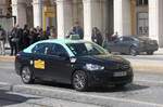 In den typischen Taxifarben mintgrün und schwarz steht hier ein Citroen am 20.03.2018 am Comercio Placa in Lissabon.