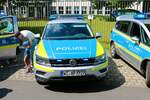 VW Tiguan FustW am 11.06.22 in Wiesbaden beim der offenen Tür der Polizei
