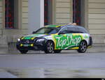 Mercedes Taxi mit Werbung vor dem Bahnhof Winterthur am 22.01.2023