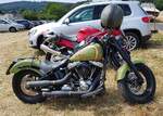 =Harley Davidson steht auf dem Besucherparkplatz bei der Oldtimerausstellung in Uttrichshausen, 07-2022