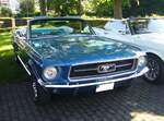Ford Mustang Convertible des Modelljahres 1967. Über das 'Pony' ist schon derart viel geschrieben worden, das ich mich lediglich darauf beschränke zu schreiben, das der Wagen im Farbton acapulco blue lackiert ist. Oldtimertreffen an der Bur ...