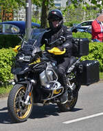 Bei schönem Wetter macht dieser Motorradfahrer mit seiner BMW R 1250 GS Maschine einen Ausflug. 05.2024