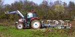 Allradschlepper CASE105U mit 4-Schar-Wendepflug bei der Arbeit, M�rz 2026