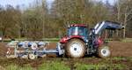 Allradschlepper CASE 105U mit 4-Schar Wendepflug bei der Arbeit, M�rz 2026