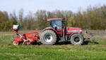 Allradschlepper CASE 7250 mit Scheibenegge V�DERSTAD Carrier XT425 und aufgesattelter pneumatischer S�maschine BIODRILL f�r Feins�mereien, M�rz 2026