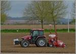 CASE 105 JXU mit Sähmaschine beim ausbringen des Saatgutes aufgenommen am 11.05.2013.