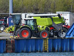In Travemünde wartete ein Claas 630 Arion Traktor auf die Verschiffung. (Mai 2023)
