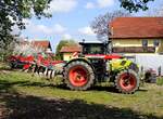 CLAAS ARION-660 ist mit dem Mulchgrubber WARRIOR-300 zur Bodenbearbeitung vorgefahren; 240411