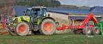 Claas Arion 460, steht mit einem Absetzkipper zum beladen bereit. 12.2025