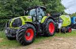 =Claas Axion 870 mit Claas Variant-Ballenpresse, ausgestellt auf dem Hessentaggel�nde in Fulda, 06-2025
