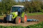 Claas Celtis 436RX, hier mit Federzinkenegge und Krmelwalze bei der Saatbettbereitung, der Allradschlepper hat einen Turbo-Diesel-Motor mit 4525ccm und 80PS, Okt.2011