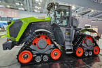Der Traktor CLAAS XERION 12.650 war Ende April 2024 auf der Hannovermesse in der Version mit Raupenlaufwerken zu sehen.
