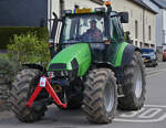 Deutz Agrotron, nimmt an einer Rundfahrt teil.