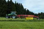 Deutz-Fahr Allradschlepper, mit Schwadkreisel von der sterreichischen Firma Pttinger bei der Heuernte, Aug.2011