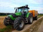DEUTZ-FAHR_Agrotron-K610 (82÷89kW; 6057 cm³) wartet auf einem Feldweg mit Einachshänger auf die Beladung von frisch gedroschenem Weizen; 150722