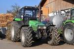 Traktor Deutz-Fahr AgroXtra DX 6.17 auf einem Bauernhof in Vorarlberg (2016-03-19)