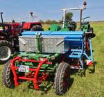 Deutz Unisuper G 4001 Gertetrger, mit montierten Arbeitsgerten, basierend auf dem Eicher G 400 Unisuper,  mit folgenden nderungen zum Eicher GT, Deutz Farb Lackierung, genderter Motorhaube und