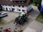 Ein Deutz Fahr Traktor am 23.07.13 von oben in Ottacker 