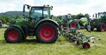 =Fendt Vario 313 mit Fendt Twister 6606, gesehen auf dem Ausstellungsgelände der Fendt-Freunde Bad Bocklet im Juni 2018