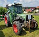 =Fendt 250 S, Bj. 1993, steht im Juni 2023 in Hünfeld-Dammersbach. Die Leistung des Traktors wusste der Besitzer scheinbar nicht.
