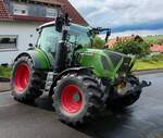 =Fendt 314 Vario als Zufahrtsperre für das Festgelände beim Ortsjubiläum 1000 Jahre Großenbach im Juni 2025