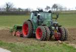 Fendt 211, Allradschlepper mit Zwillingsbereifung zur Verminderung des Bodendrucks, beim Ausbringen der Saat mit angeh�ngter Drillmaschine, April 2013
