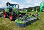 =Fendt 724 Vario mit angebautem Fendt-Slicer 310, gesehen auf dem Ausstellungsgelände der Fendt-Freunde Bad Bocklet im Juni 2018