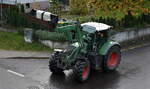Ein FENDT ??? Vario Traktor als Frontlader mit Schaufel (FENDT 5X90) am 07.11.23 Niederndodeleben. 