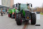 Fendt Vario 728 mit Fendt 1290 XD Eckballenpresse am 14.11.25 auf der Agritechnica in Hannover Messe