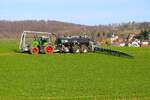 LU Schmidt Ronneburg Fendt Vario 728 mit BSA Ausbringerfass und BOMECH Schleppschuh beim Gärrerste Ausbringen am 06.03.26