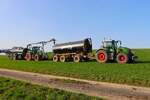 LU Schmidt Ronneburg Fendt Vario 728 mit BSA Ausbringerfass und BOMECH Schleppschuh beim Gärrerste Ausbringen am 06.03.26 mit Fendt Vario 726 mit Garant Kotte Zubringer Fass